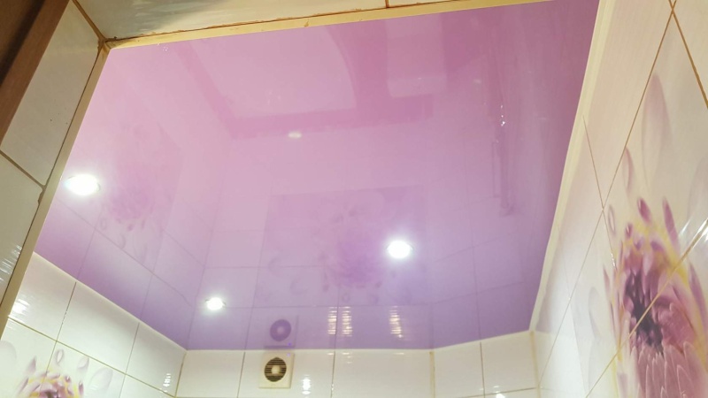Цветной натяжной потолок ПВХ,ванная комната.