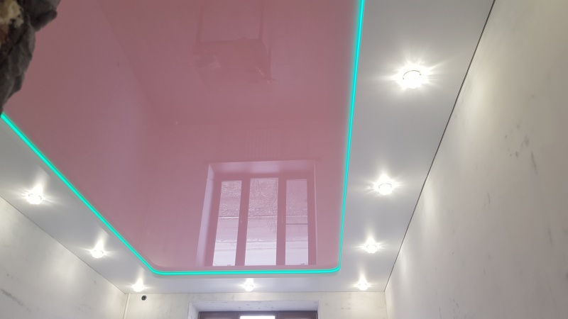 Двухуровневый натяжной потолок ПВХ с подсветкой-хокейная коробка.